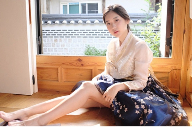 file:한복을 입은 신재은.jpg