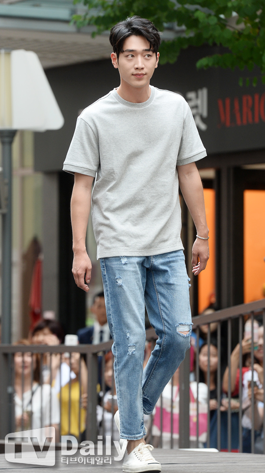 file:티셔츠를 입은 서강준.jpg